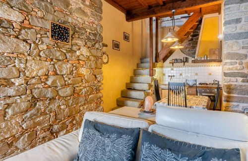 Mologno House | Villa Camelia Bianca · * Romantic Stay in Barga Old Town