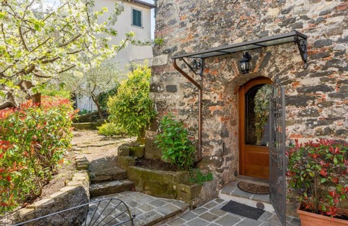 Mologno House | Villa Camelia Bianca · * Romantic Stay in Barga Old Town