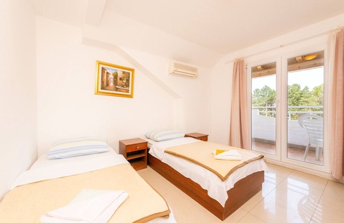 Zrce Villa | Villa Christina for up to 22 people - with pool, max. capacity 30 people