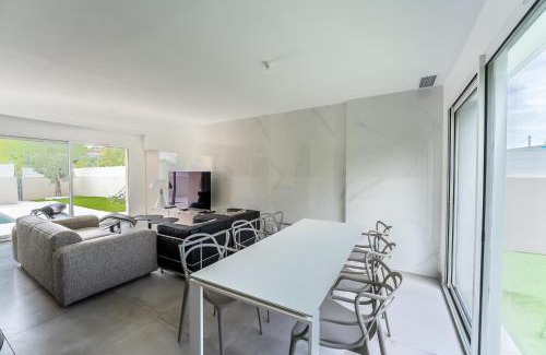 Vendargues Villa | Villa climatisée avec piscine et stationnements