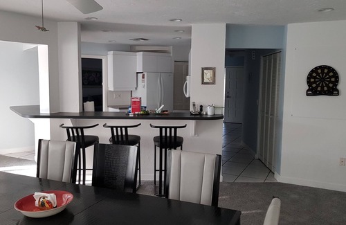 Vamo House | Villa Colleen 4 BR 4 BA, solar heated Pool near Siesta Key Beach