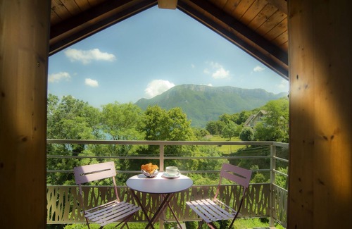 Annecy Villa | Villa 'Comme Un Jardin' with Lake View, Wi-Fi and Air Conditioning