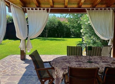 Isola Albarella Villa | Villa con porticato sul prato