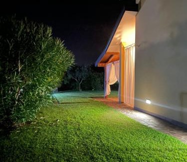 Isola Albarella Villa | Villa con porticato sul prato