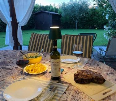 Isola Albarella Villa | Villa con porticato sul prato