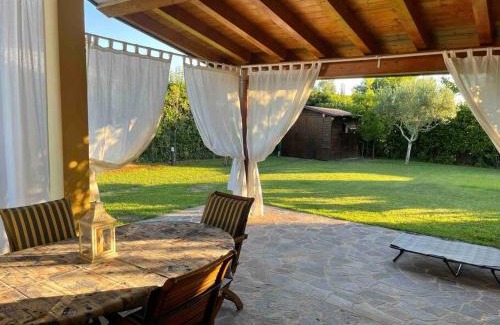 Isola Albarella Villa | Villa con porticato sul prato