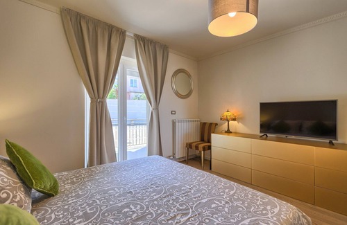 Pjescana Uvala Villa | Villa Contessa Luxury Seafront Villa in Pula with Private Pool (Istria - Pjescana Uvala)