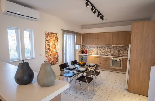 Malevizi Villa | Villa Cool with Private Pool, Mountain & Sea View
