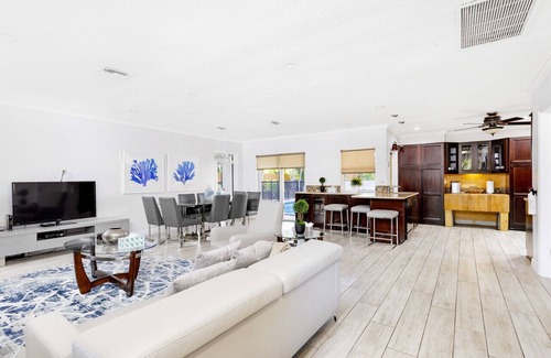 Boca Raton House | Villa Coral 4 BD 3 BA Heated Pool BBQ Remote Work Setup