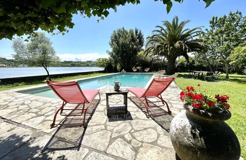 Urt Villa | Villa de Caractère Dans un Cadre Unique au Bord de Leau