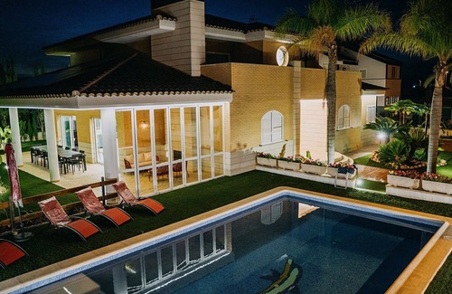 Playa de Almarda Ski Chalet | Villa de Lujo de 7 Hab. 470 M2.con Piscina. Parcela de 1,000 m2. Playa Corinto