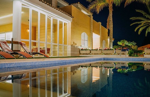 Playa de Almarda Ski Chalet | Villa de Lujo de 7 Hab. 470 M2.con Piscina. Parcela de 1,000 m2. Playa Corinto