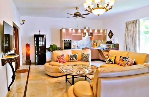 Candolim Villa | Villa De Plumeria Pvt Pool WiFi, 3 min to beach!