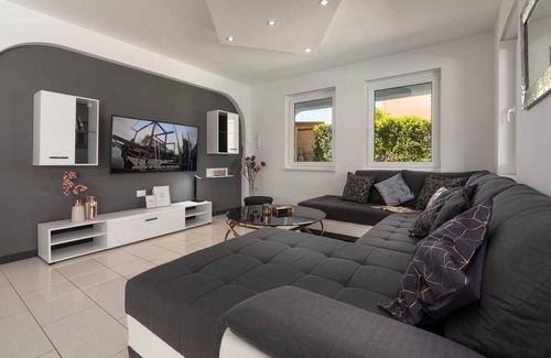 Musalez Villa | Villa Deep Blue with whirlpool, sauna and heated pool with solar cover.