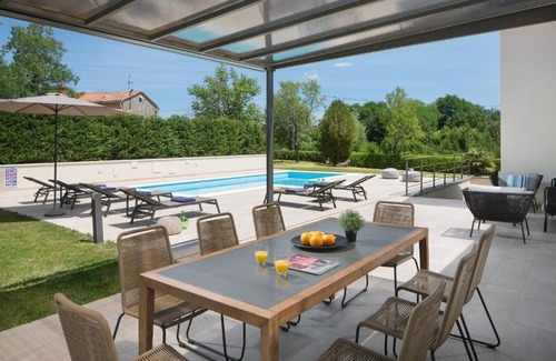 Vinez Villa | VILLA del SOL with large garden perfect for families