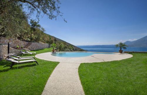 Brenzone sul Garda Apartment | Villa Divina22- APT Icona con piscina e vista lago