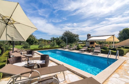 Sisan Villa | Villa Divina in Sisan