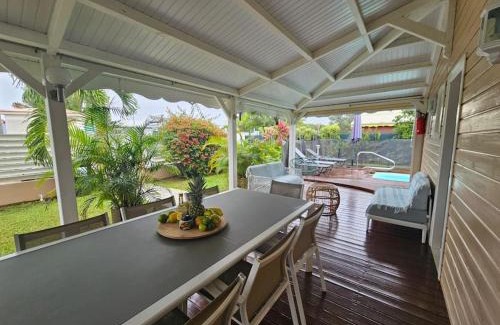 Lamentin Villa | Villa Domi des Caraïbes confortable avec une piscine chauffée, une citerne tampon, accès Netflix, adaptée pour l'accueil de jeunes enfants avec une piscine sécurisée et des jouets