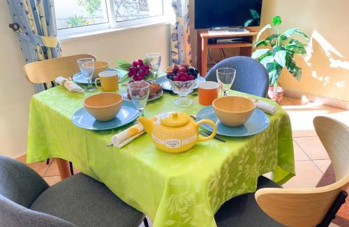 Alpouvar Apartment | VILLA EBER - independent 1 & 2 bedroom apartments, pool, air con, fast Wi-Fi, near old town of Albufeira and beaches