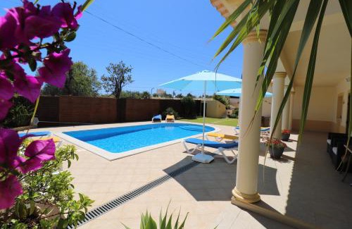 Alpouvar Apartment | VILLA EBER - independent 1 & 2 bedroom apartments, pool, air con, fast Wi-Fi, near old town of Albufeira and beaches