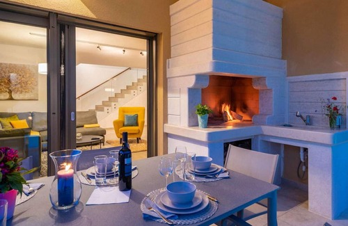 Vrvari House | Villa Elena Porec is a modern holiday home with 3 bedrooms only 3 km from the sea.
