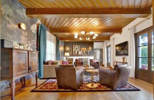 Alamitos Beach House | Villa Encanto- LUXE Spanish Villa with 6 KING Bedrooms, Courtyard and New Game Room