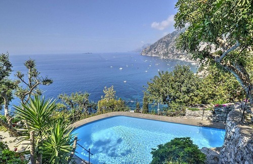 Arienzo Villa | Villa Ernestina Grande: A splendid and luminous four-story villa set into the cliff, sheer above the sea, with Free WI-FI.