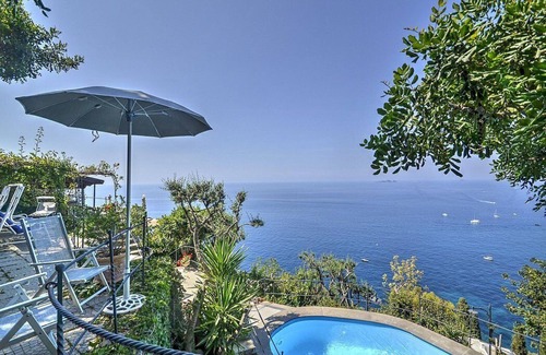 Arienzo Villa | Villa Ernestina Grande: A splendid and luminous four-story villa set into the cliff, sheer above the sea, with Free WI-FI.