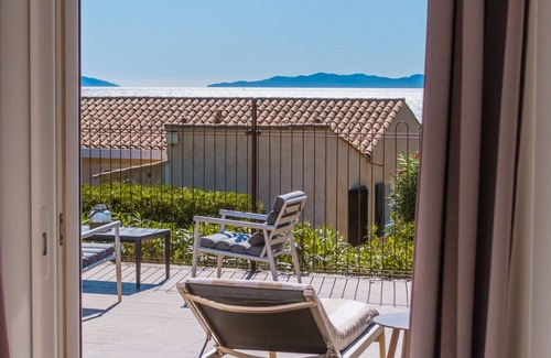 Cavaliere Beach Villa | Villa feet in the water closed ripert