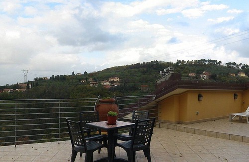 San Baronto House | Villa Floriana B: An elegant and welcoming apartment immersed in a splendid landscape, in the heart of a wonderful little town, with Free WI-FI.