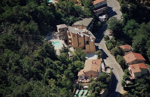 San Baronto House | Villa Floriana G: An elegant and welcoming apartment immersed in a splendid landscape, in the heart of a wonderful little town, with Free WI-FI.