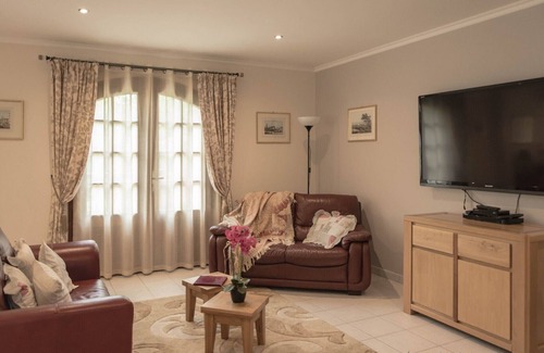 Brantome-en-Perigord Villa | Villa for 1-10 in Dordogne, resto across the lawns and just a stroll to Brantome