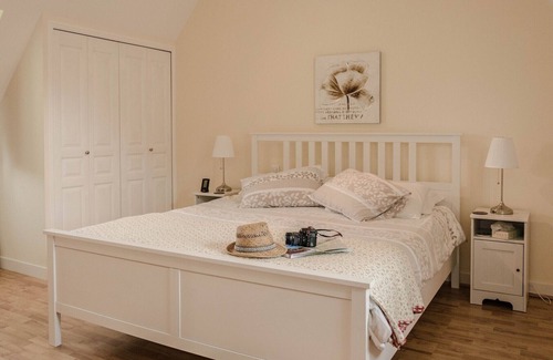 Brantome-en-Perigord Villa | Villa for 1-10 in Dordogne, resto across the lawns and just a stroll to Brantome