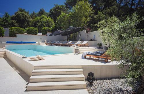 Vinkuran Villa | Villa Forest Bay near Pula for 8 people - only 300 meters from the beach