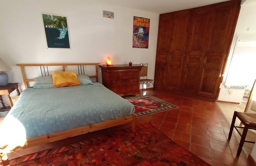 Saint-Martin-de-Castillon Apartment | Village house with south-facing terrace