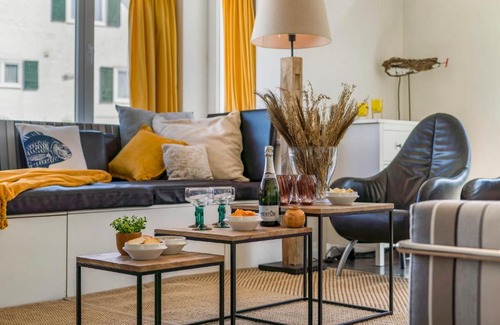 Westende House | Villa Gamoni - spacious holiday home with garden