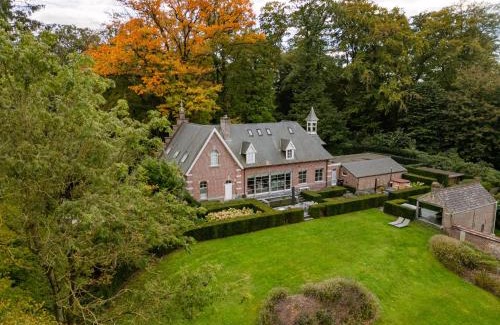 Merelbeke Villa | Villa Gentbos - currently 15beds 3bathrooms - from june 2026 up to 21beds 6bathrooms