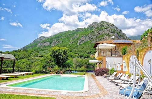 Giungano House | Villa Giuncalia D: A welcoming apartment surrounded by the greenery, with Free WI-FI.