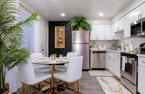 Tempe Villa | ~Villa Golden~ Centrally located, King Bed!