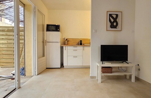 L'Ile-Rousse Apartment | Villa Graziani - Les Mimosas . Studio à 80m de la Plage, Clim, Terrasse Parking