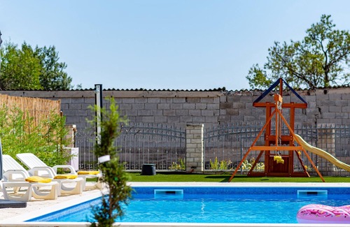 Zemunik Donji Villa | Villa Heaven, 12 PAX, private heated pool, pet friendly, children's playground