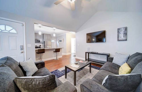 Villa Heights House | Villa Heights/NoDa Area – Modern 2BR Apartment - Dog Friendly