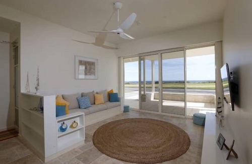 Aldinga Beach Villa | Villa Ida, Aldinga Beach Getaways. Esplanade property with sweeping ocean views