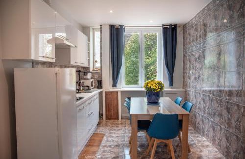 Bagneres-de-Luchon Apartment | VILLA ILIXON - Appartements privés proche du centre de Luchon, parking, billard, jardin