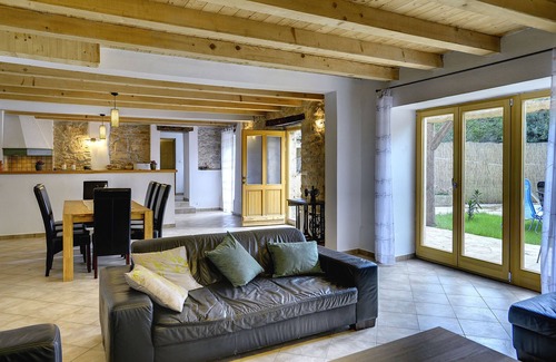 Gracisce House | Villa in Batlug with Private Pool