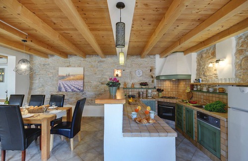Gracisce House | Villa in Batlug with Private Pool