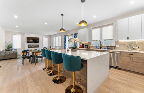 South Side House | Villa in Boston 6BR 5.5 Bath-IGLOO, Arcade, Parking,Game Room,EV