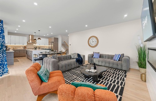 South Side House | Villa in Boston 6BR 5.5 Bath-IGLOO, Arcade, Parking,Game Room,EV