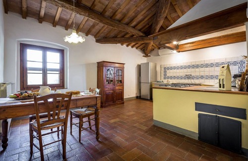 San Pietro in Bossolo Villa | Villa in Fabbrica with 5 bedrooms sleeps 12