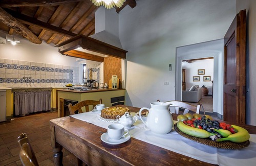 San Pietro in Bossolo Villa | Villa in Fabbrica with 5 bedrooms sleeps 12
